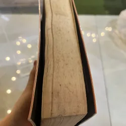CÔ GÁI MÙ CHỮ PHÁ BOM NGUYÊN TỬ - JONAS JONASSON ( PHẠM HẢI ANH ) 1036191
