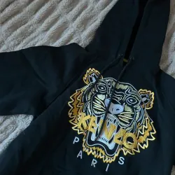 Áo hoodie Kenzo màu đen thêu logo mặt cọp (đầu hổ) chỉ vàng 760767