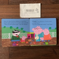 Sách ngoại văn Peppa Pig: Peppa at the Petting Farm, Used, Board Book 540733