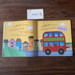 Sách ngoại văn The Wheels on the Bus, Used, Khổ Lớn 532093