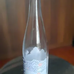 vỏ chai nước suối thủy tinh cao cấp với thiết kế sang trọng, lịch sự 1024368