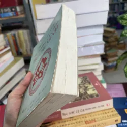 TRONG ÁNH SÁNG TƯ TƯỞNG VĂN HOÁ HỒ CHÍ MINH - LÊ XUÂN VŨ  1021635