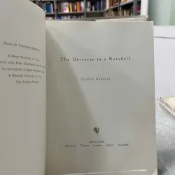 THE UNIVERSE IN A NUTSHELL - VŨ TRỤ TRONG MỘT VỎ QUẢ HẠCH - STEPHEN HAWKING 562764