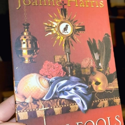 HOLY FOOLS - JOANNE HARRIS
