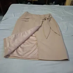 Chân váy xẻ vải da, màu be nhạt, sizze S , hành mới còn tem 750705
