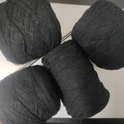4 cuộn len màu đen 2 sợi + que đan (như hình)