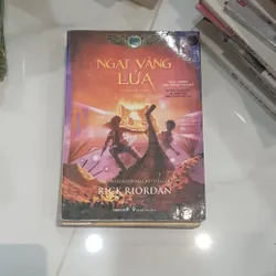 "Ngai Vàng Lửa" của tác giả Rick Riordan 👣
