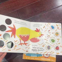 NGOẠI VĂN : sách tiếng anh counting :Five Funny Eggs hoặc Five Clever Mice : chọn 1 quyển  1027981