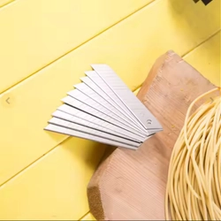 Dao rọc giấy Deli cao cấp màu vàng 507531