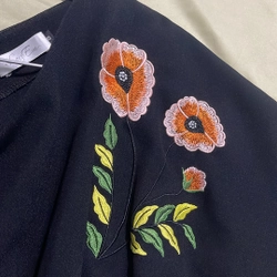 Đầm đen, hoa theu 479081