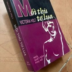 Sách Mối thù tơ lụa - Victoria Holt nguyên tác, Hồng Vân dịch Việt ngữ 306972