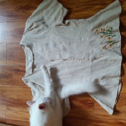 Áo linen mỏng, thêu tay phần gấu áo. Sz M 50-55kg. 70k 14304