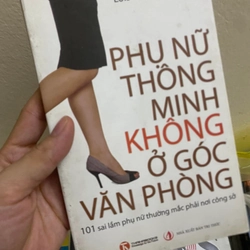 Sách Phụ nữ thông minh không ở góc văn phòng