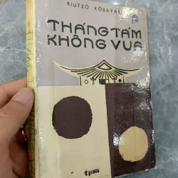 Tháng Tám không vua 1009025