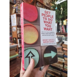 Get People To Do What You Want : How to use body language and words to attract people you like and avoid the ones you don't - Gregory Hartley & Maryann Karinch