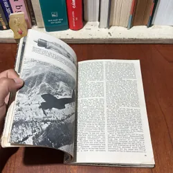 II English Books: Aircraft Carrier The Majestic Weapon - Donald Macintyre 727038