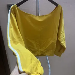 TA. Áo trễ vai vàng tay kẻ trắng M