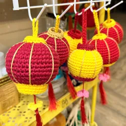 Đèn lồng mini làm bằng len trang trí cho không gian ngày Tết, móc chìa khóa đèn lồng len 762724