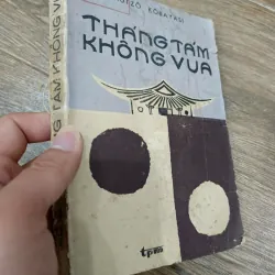 Tháng Tám không vua 977604