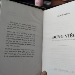  "Đúng việc: một góc nhìn về câu chuyện khai minh" của tác giả Giản Tư Trung( bìa cứng). 546297