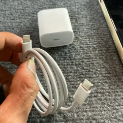 2 dây cáp sạc cũ lightning và 1 cốc sạc cũ 658700