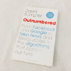 Book - Outnumbered : From Facebook and Google to Fake News and Filter-bubbles (như mới) 60884