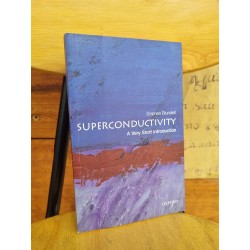 SUPERCONDUCTIVITY : A VERY SHORT INTRODUCTION - STEPHEN BLUNDELL