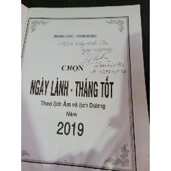 Hướng dẫn chọn ngày lành tháng tốt theo lịch âm và lịch dương năm 2019 mới 80% bẩn bìa, ố nhẹ, bị ẩm, có chữ ký 2018 Hoàng Long - Võ Minh Thu HCM3004 TÂM LINH - TÔN GIÁO - THIỀN 919192