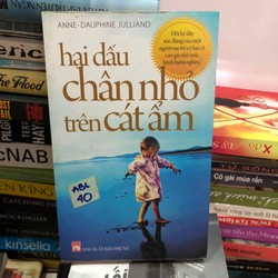 Hai dấu chân nhỏ trên cát ẩm - Anne-Dauphine Julliand