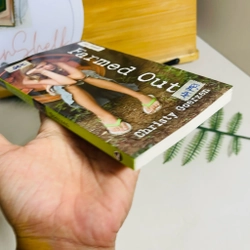 [Sách 2hand từ US] Like new 90% - 📚 Farmed Out của Christy Goerzen 476691
