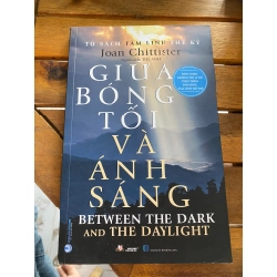 Giữa Bóng Tối Và Ánh Sáng - Joan Chittister