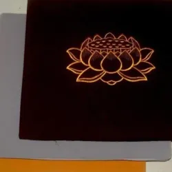 Tọa cụ vuông lớn ngồi thiền thêu hoa sen dày 2.5cm cỡ 45cm x 50cm