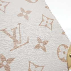 Túi xách vai Louis Vuitton Monogram Dune Noe với charm LV M83227 608607