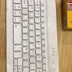 Bàn phím cũ 99% có sẵn pin sạc . bluthoot cho mấy tính bảng điện thoại laptop
