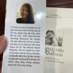 2000 nụ hôn mỗi ngày - sự dịu dàng của cha mẹ dành cho con - làm cha mẹ nổi tiếng hay 1040511