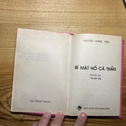 Bí mật Hồ cá thần (bìa cứng) 709164