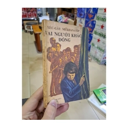 Vai người khác đóng