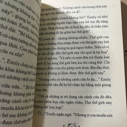 Emily Feather và chiếc gương bí ẩn 524459