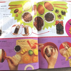 THE MERRY CHRISTMAS 
ACTIVITY BOOK  405263