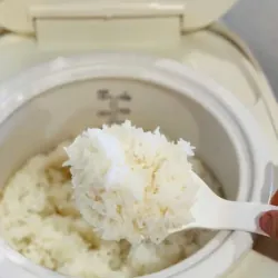 Nồi cơm điện lòng gốm cao cấp UNIE URC818P, Có chế độ cơm cháy độc đáo 799340