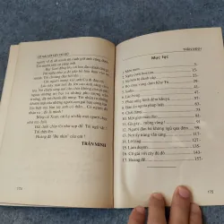CÔ GÁI VỚI CÂY DÙ ĐỎ 719919