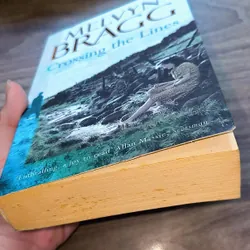 MELVYN BRAGG: CROSSING THE LINES (Preloved books) 722755