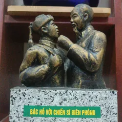 Tượng Bác Hồ với chiến sĩ biên phòng