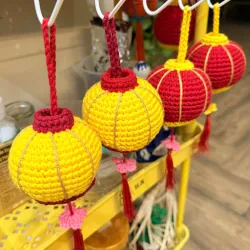 Đèn lồng mini làm bằng len trang trí cho không gian ngày Tết, móc chìa khóa đèn lồng len 762724