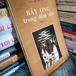 Bầy ong trong đêm sâu