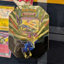 Thẻ bài Pokemon TCG và hộp thiếc như hình