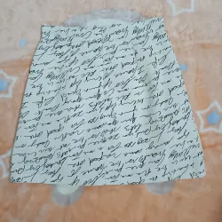 Chân váy chữ A, màu trắng kem, hoạ tiết chữ đen nghệch ngoạc, thích hợp đi chơi, dạo phố. 1005478