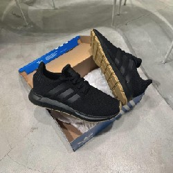 Pass giày Adidas Swift Run Black Gum size 41.5 5710