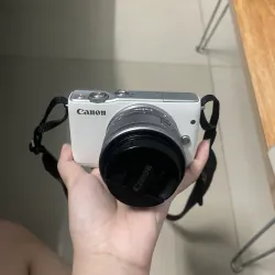 Máy ảnh Canon Mirrorless màu trắng kích thước nhỏ gọn