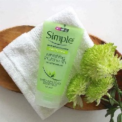 Sữa rửa mặt gel Simple 